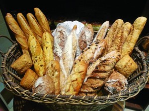 Baguetes, pão integral, de azeitona e outras delícias em fornadas diárias.