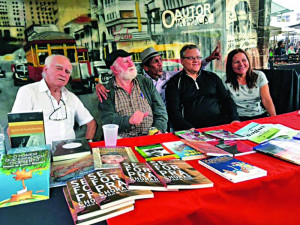 Loyola e outros autores n'O Autor na Praça (foto/Gerson Azevedo)