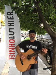 Binho Luthier ao lado do inspirador limoeiro (Foto/Gerson Azevedo)