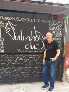 Julinho na fachada do seu clube musical (foto/Gerson Azevedo)