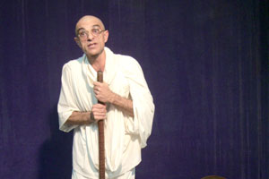 Gandhi sobe ao palco