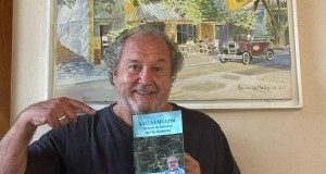Espaço Plínio Marcos, na Praça Benedito Calixto, recebe o escritor Pedro Costa